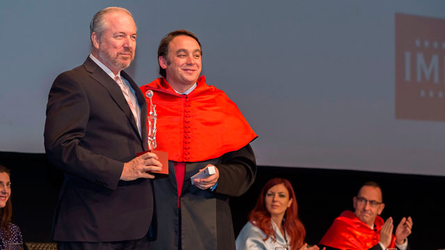 Richard Vaughan, Premio IMF al Empresario del Año 2015, junto a Carlos Martínez