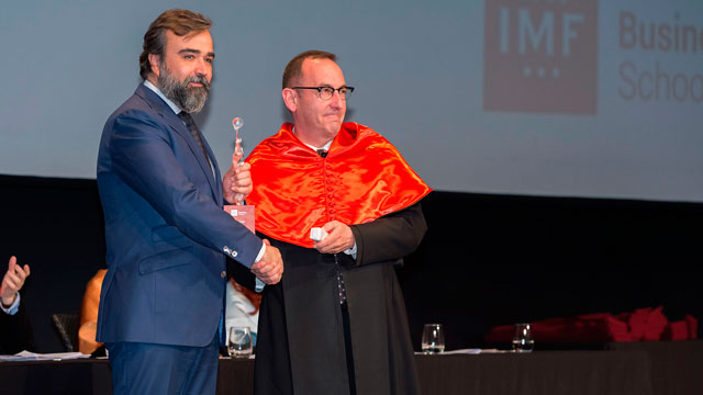 Premio IMF Empresa Mención Recursos Humanos: John Deere. Recoge Enrique Saldaña.