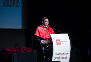Carlos Martínez durante su discurso en el acto de Graduación IMF